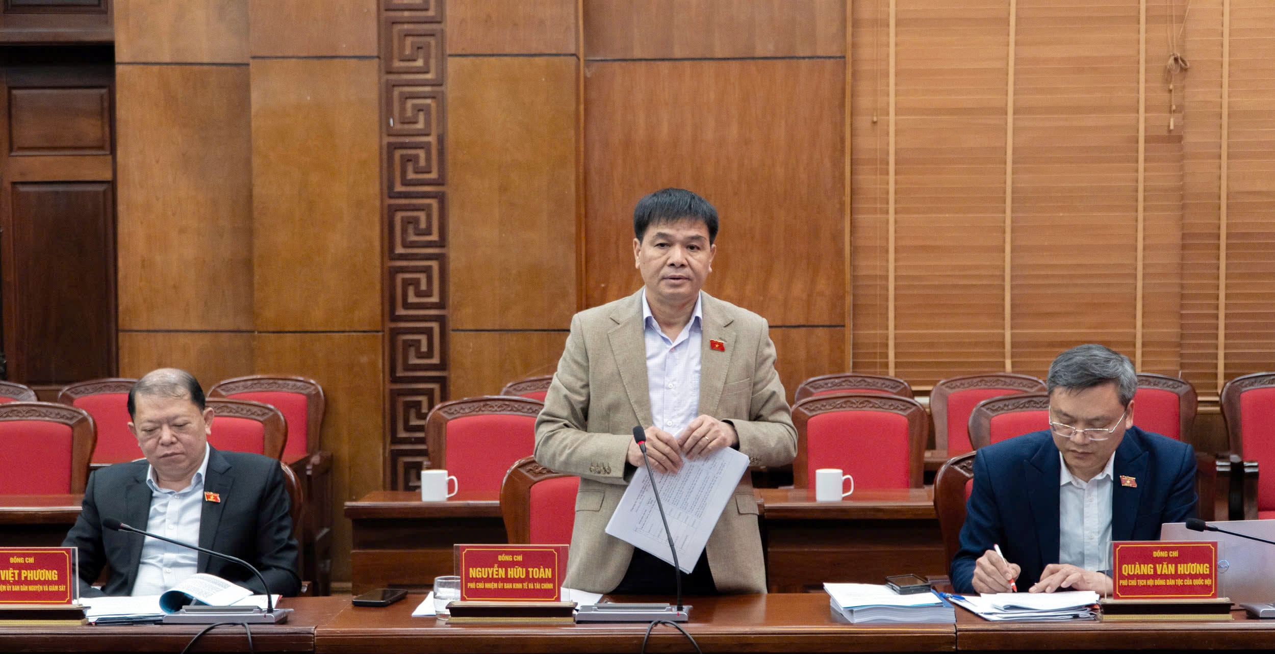 Der stellvertretende Vorsitzende des Wirtschafts- und Finanzausschusses, Nguyen Huu Toan, hielt eine Rede.