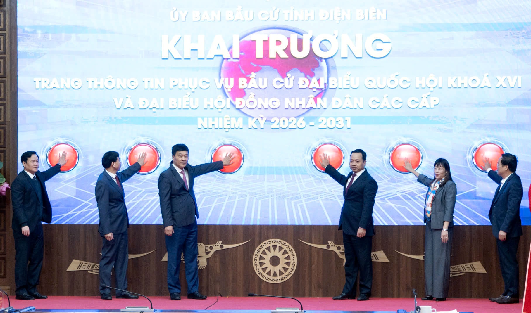 Der stellvertretende Vorsitzende der Nationalversammlung, Vu Hong Thanh, und weitere Delegierte drückten den Knopf zur Einweihung der Informationswebsite für die Wahl der Abgeordneten der Nationalversammlung und des Volksrats auf allen Ebenen für die Amtszeit 2026-2031.