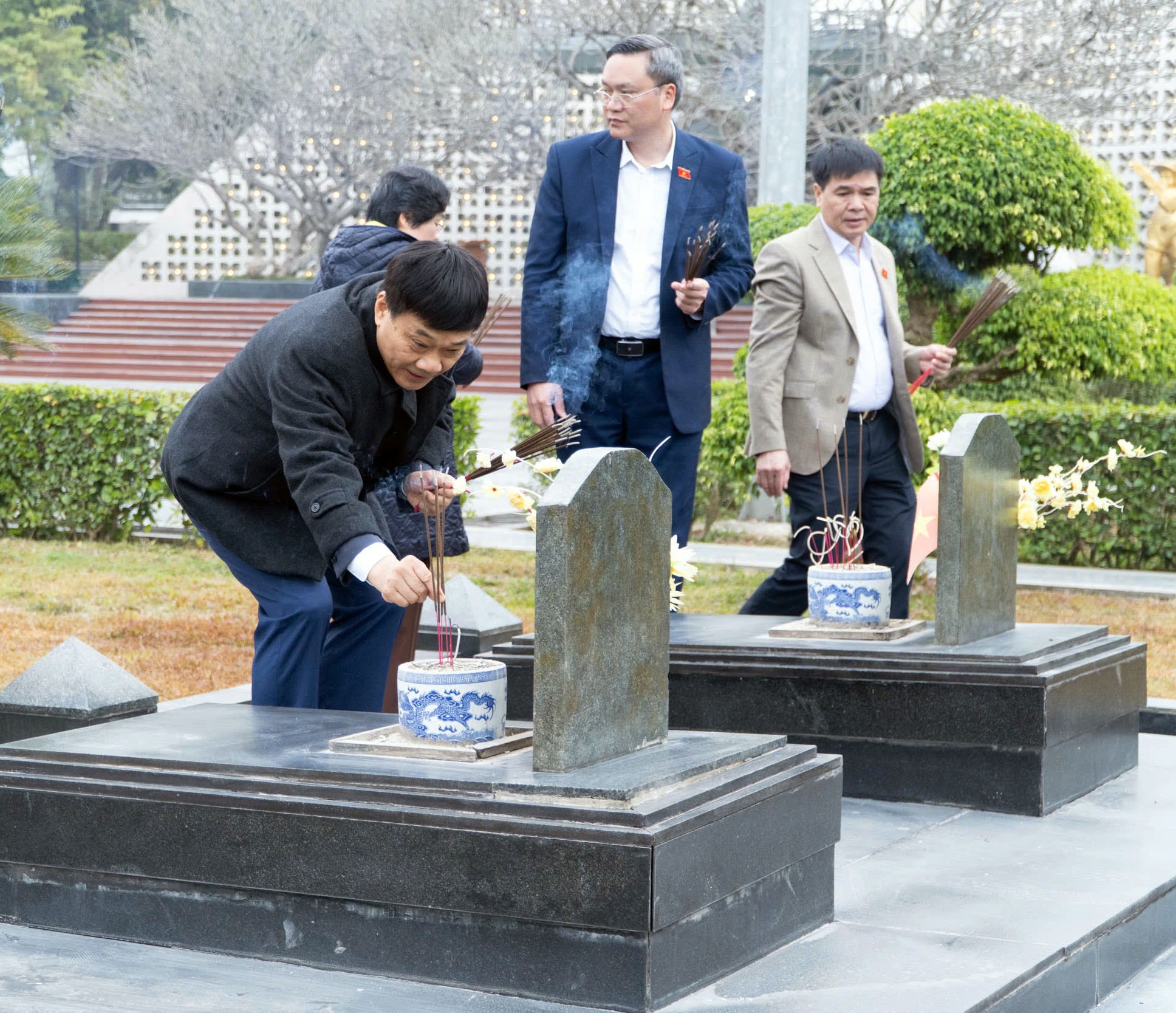 Der stellvertretende Vorsitzende der Nationalversammlung, Vu Hong Thanh, und die Delegation kamen, um auf dem Nationalen Märtyrerfriedhof A1 Weihrauch und Blumen niederzulegen (1).