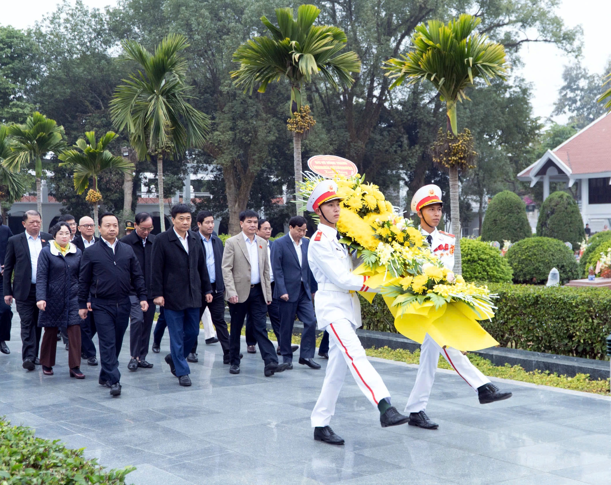 Der stellvertretende Vorsitzende der Nationalversammlung, Vu Hong Thanh, und die Delegation besuchten den Nationalen Märtyrerfriedhof A1 und legten dort Weihrauch und Blumen nieder.