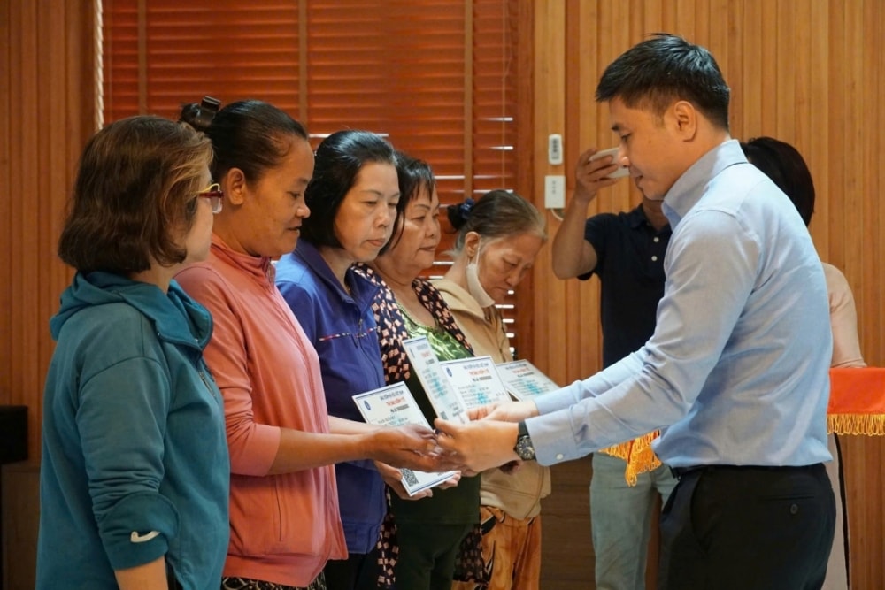 SẾP HÀ TRAO THẺ_20260114023848PM