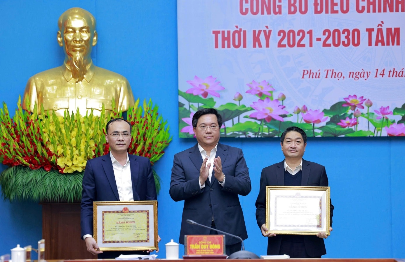 Trao bằng khen 1