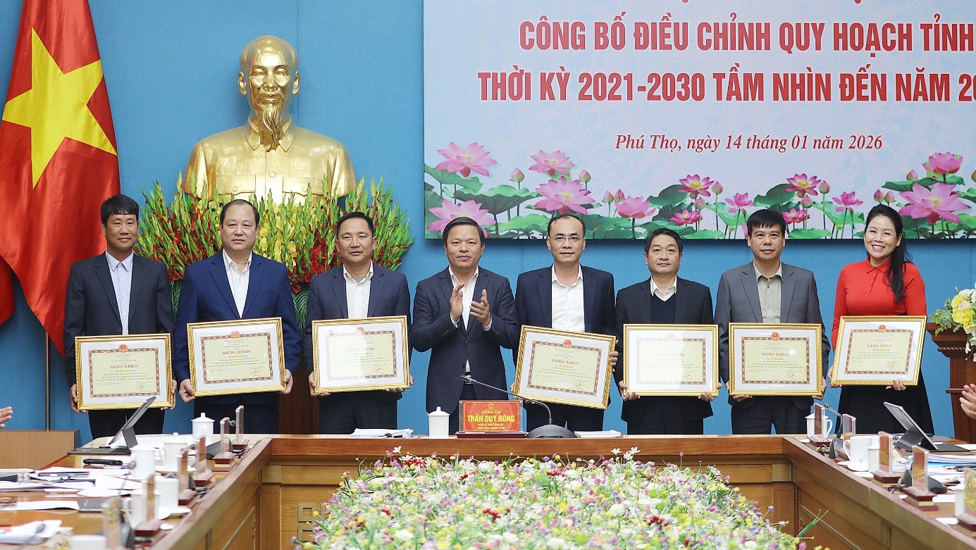 Trao bằng khen