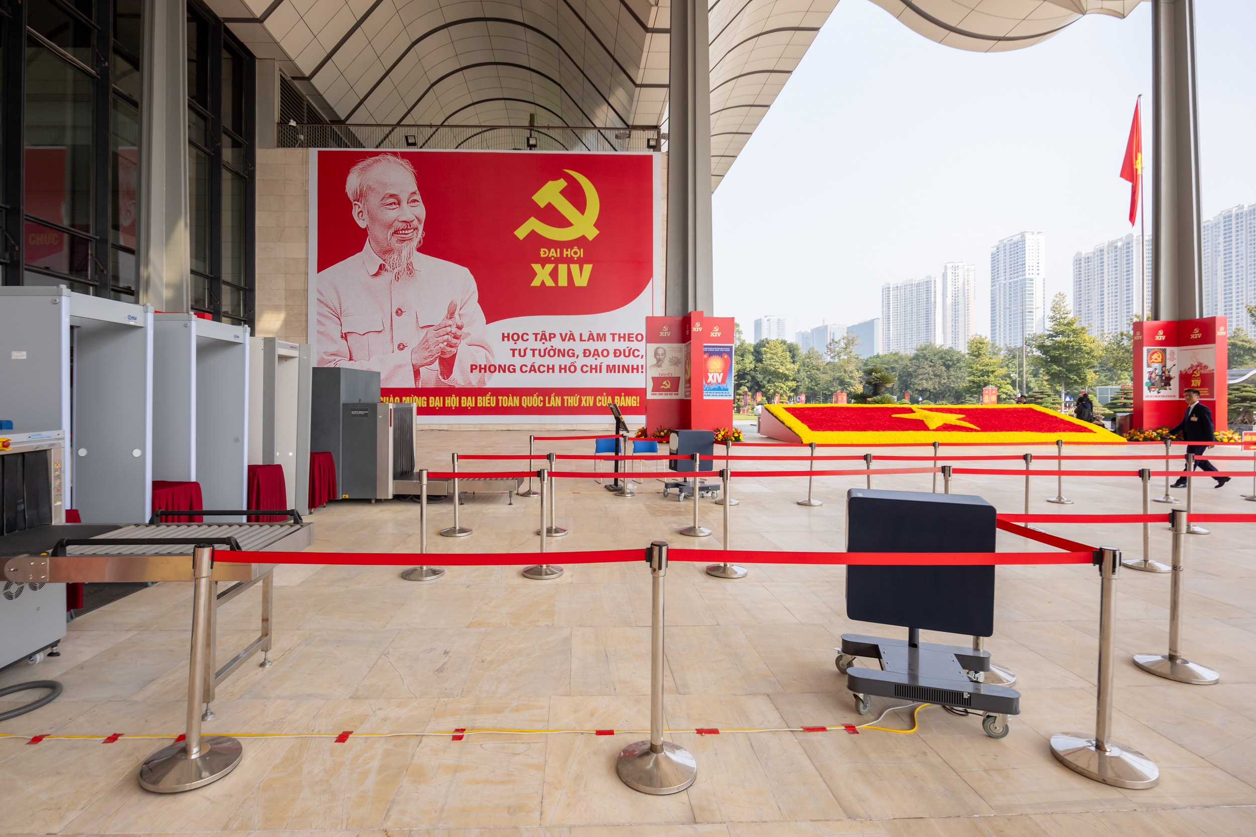 Trung tâm Hội nghị Quốc gia (Hà Nội) đã được trang hoàng cờ hoa, biểu ngữ. Công tác chuẩn bị, bảo đảm an ninh, an toàn được triển khai từ nhiều ngày trước và đang hoàn tất những khâu cuối cùng.