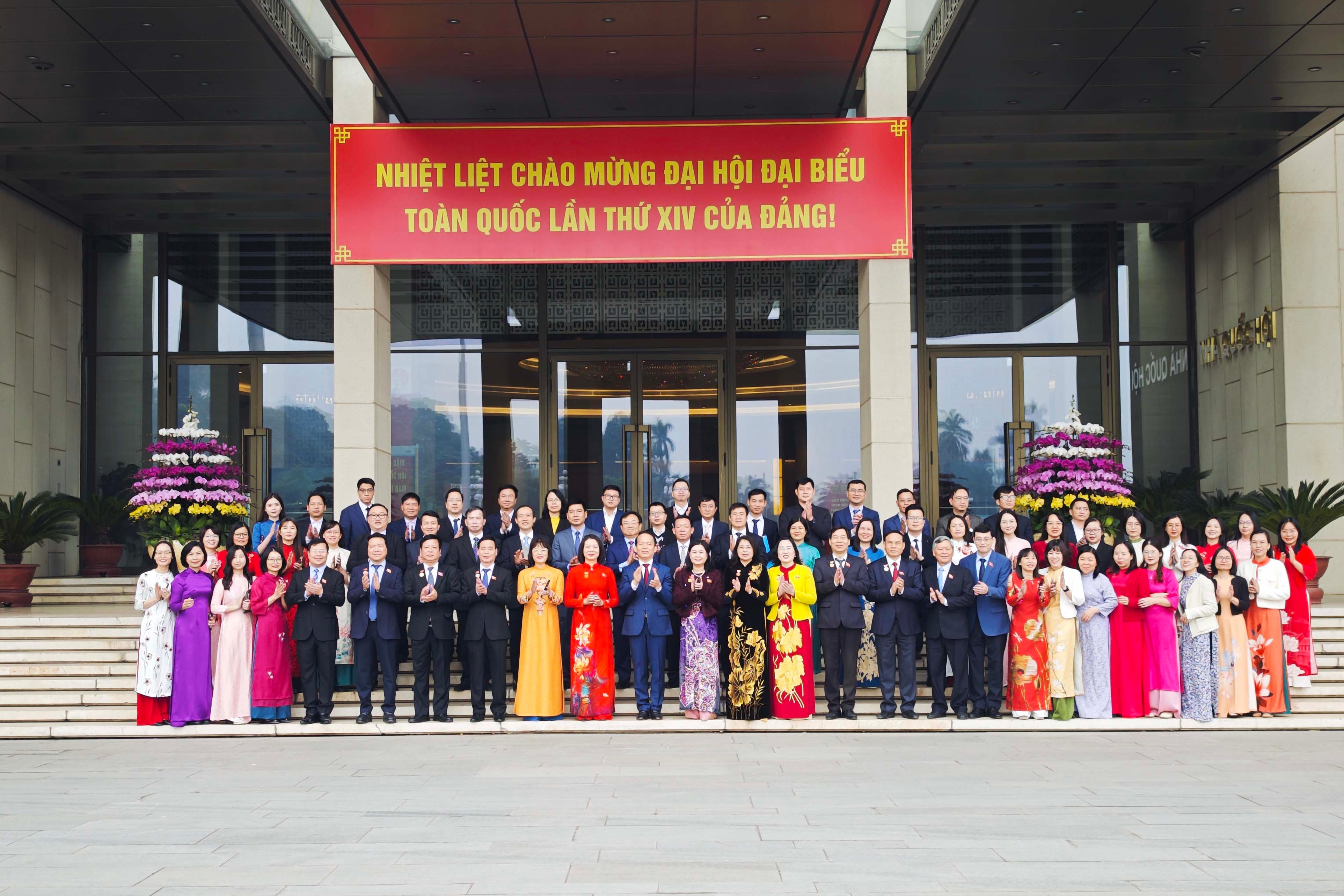 Các đại biểu chụp ảnh lưu niệm