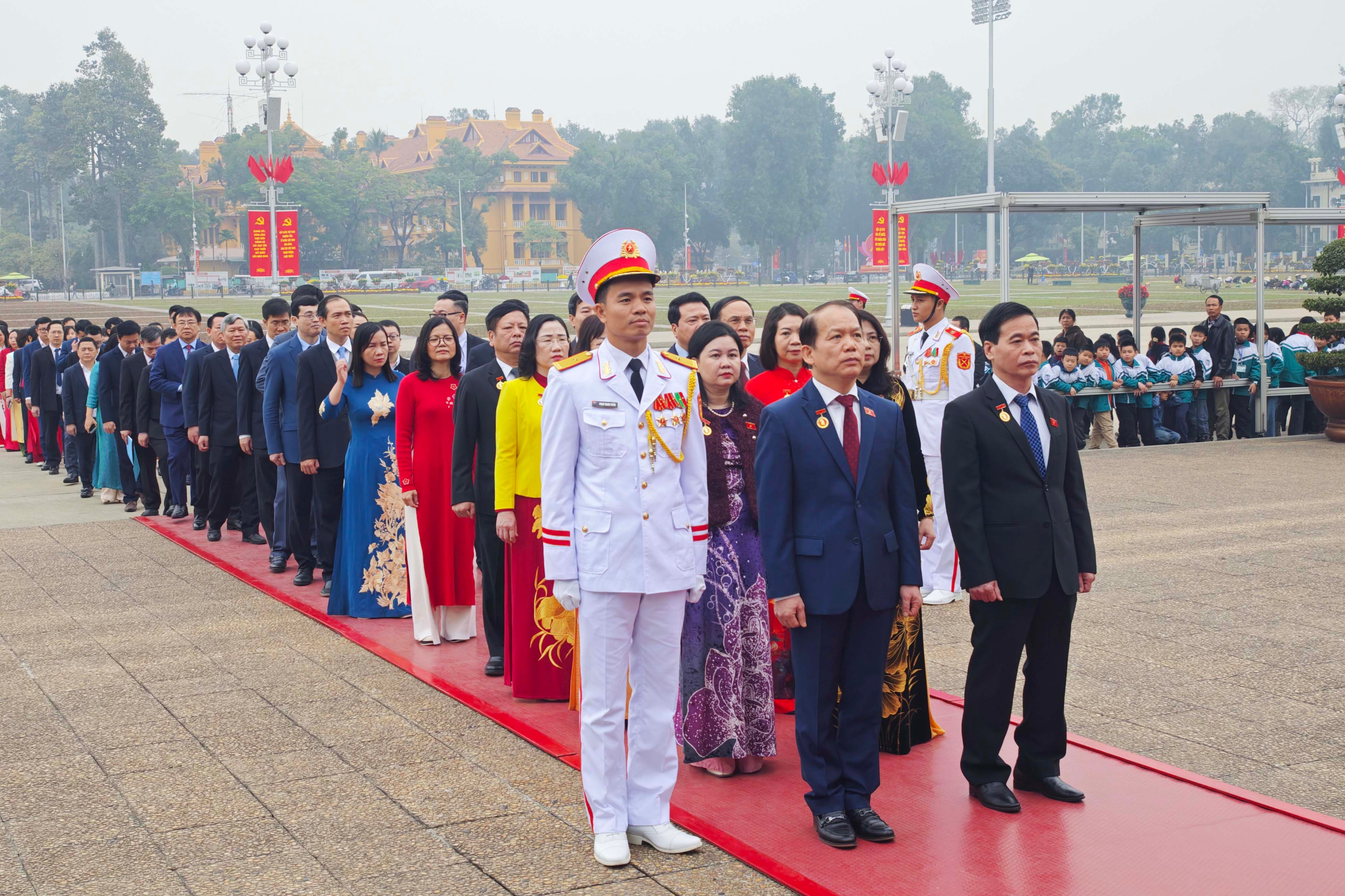 Các đại biểu chụp dâng hoa vào Lăng viếng Chủ tịch Hồ Chí Minh 2