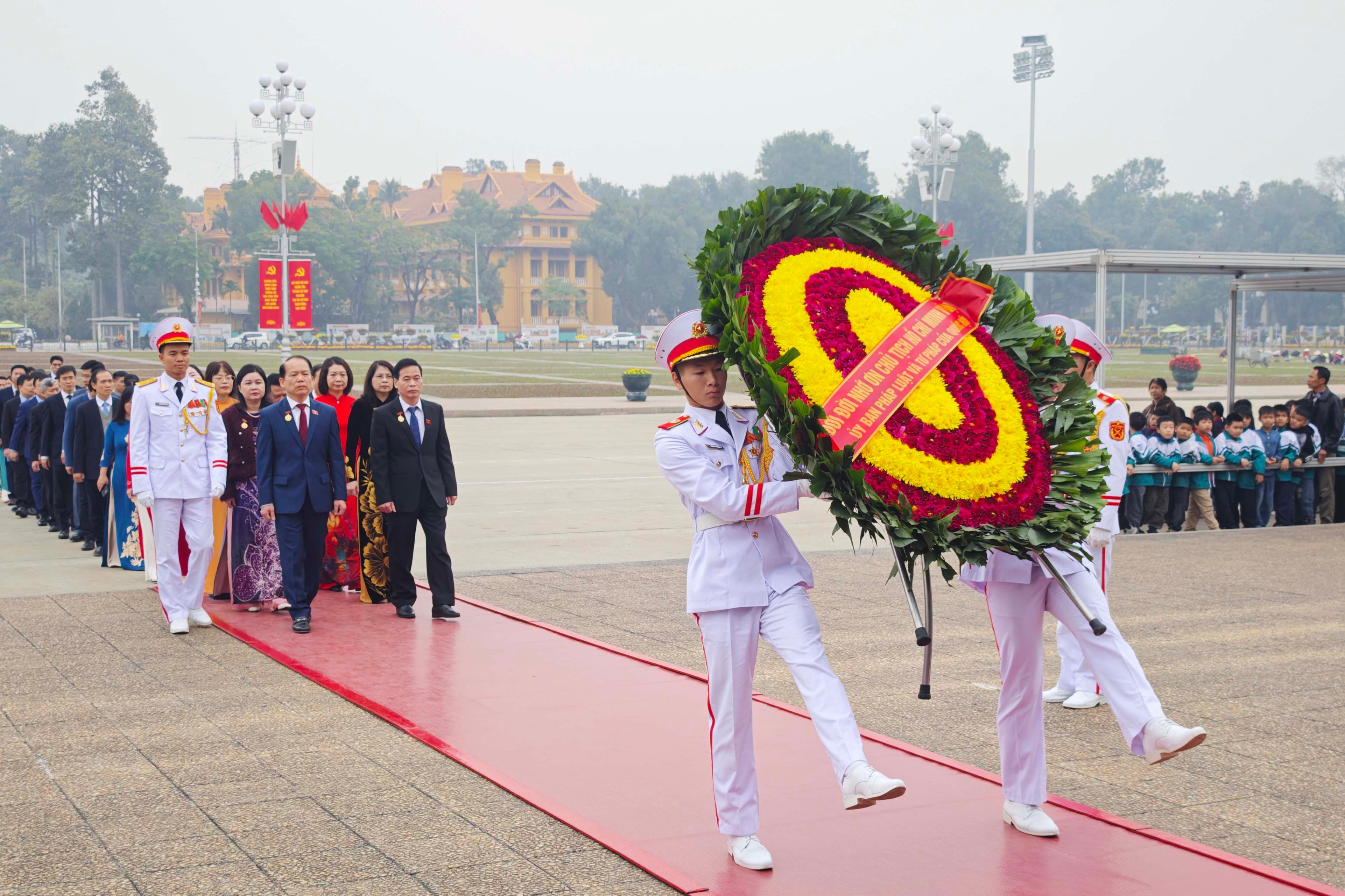 Các đại biểu chụp dâng hoa vào Lăng viếng Chủ tịch Hồ Chí Minh 4