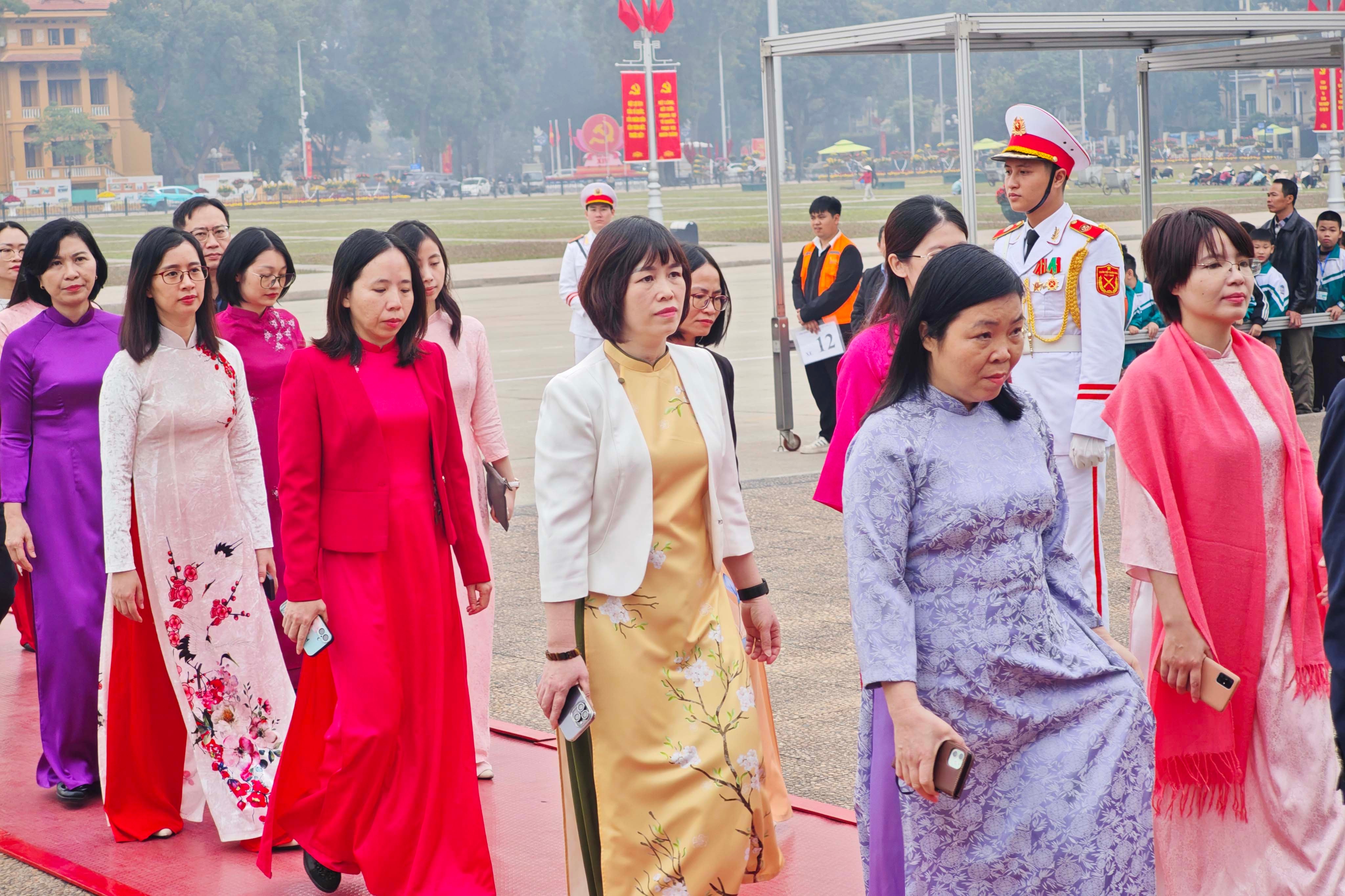 Các đại biểu chụp dâng hoa vào Lăng viếng Chủ tịch Hồ Chí Minh