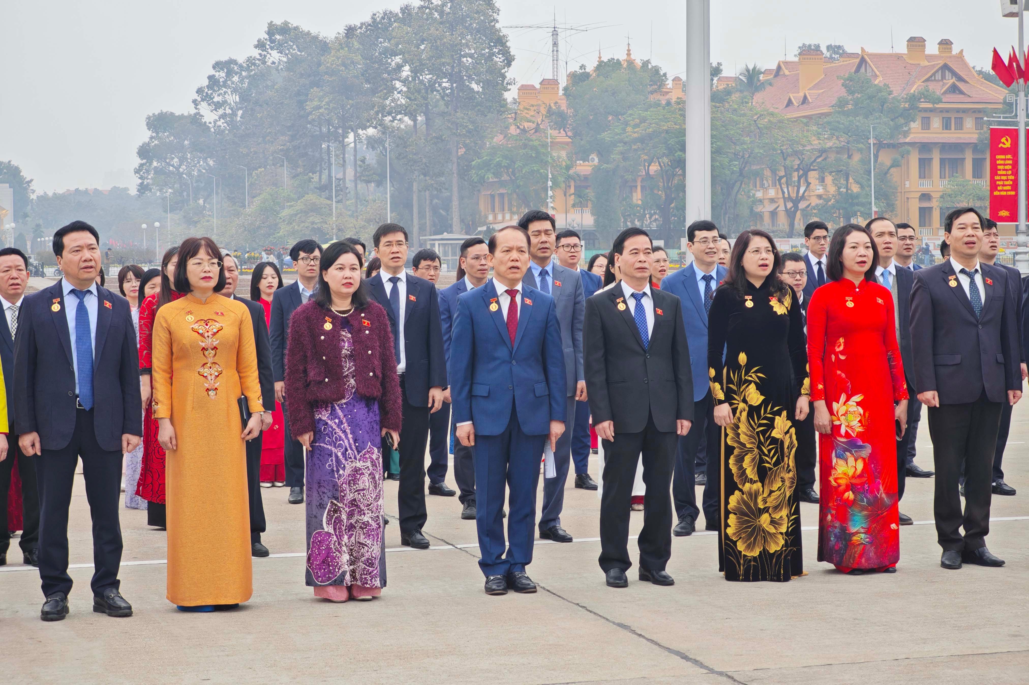 Các đại biểu làm lễ chào cờ