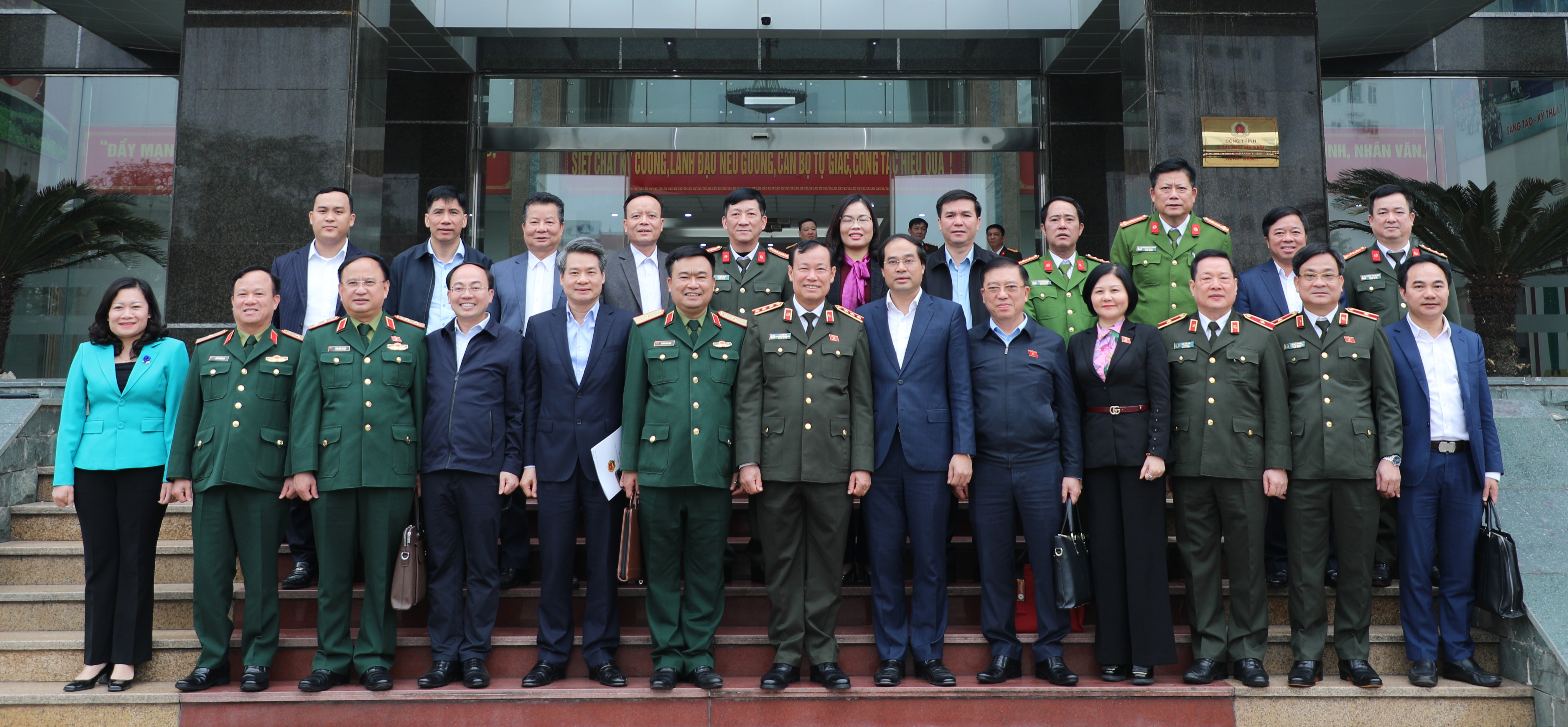Chủ nhiệm Uỷ ban Quốc phòng An ninh và Đối ngoại, Thượng tướng Lê Tấn Tới chụp hình lưu niệm cùng lãnh đạo tỉnh Thái Nguyên