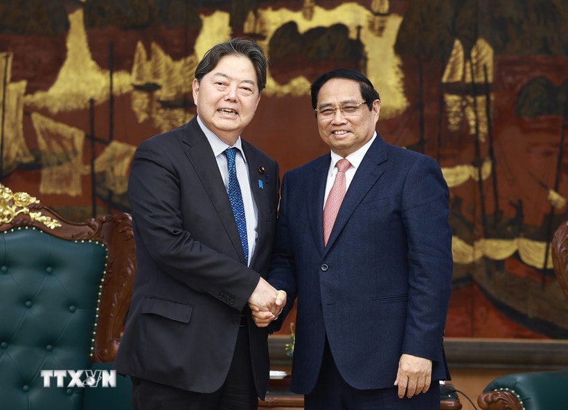 Thủ tướng Phạm Minh Chính và ông Hayashi Yoshimasa, Bộ trưởng Nội vụ và Truyền thông Nhật Bản. (Ảnh: Dương Giang/TTXVN)