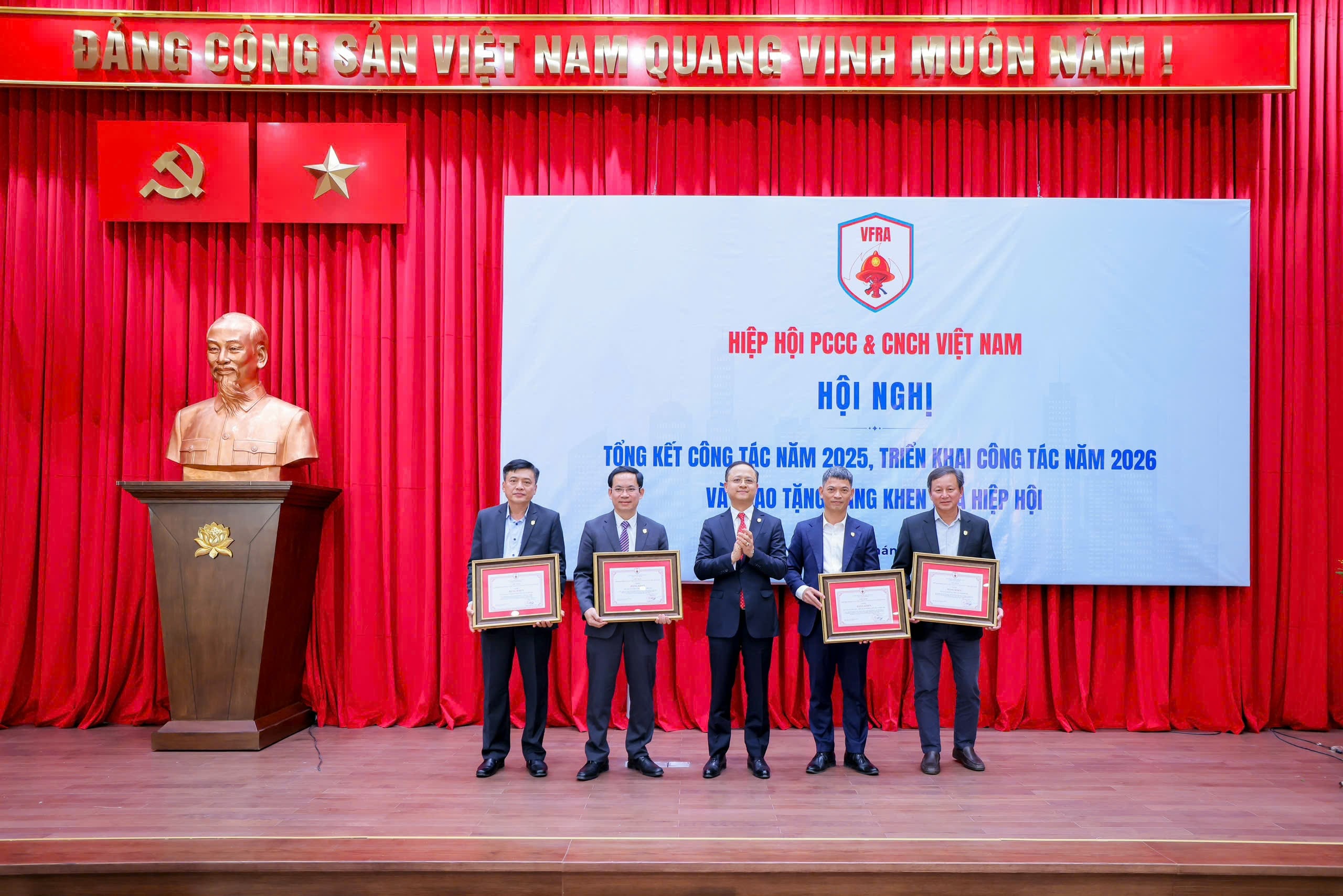 Các thành viên Ban lãnh đạo Hiệp hội PCCC & CNCH Việt Nam nhận bằng khen vì đã có thành tích công tác xuất sắc trong các năm 2023-2025, góp phần xây dựng Phong trào Toàn dân PCCC & CNCH