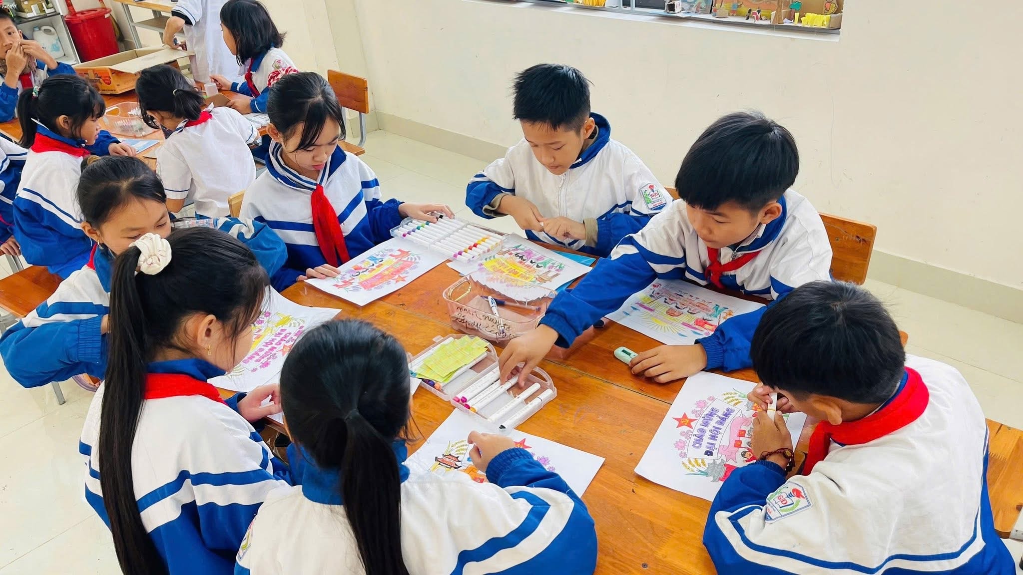 Học sinh trường tiểu học An Hoà (xã Quỳnh Phú) vẽ tranh chào mừng Đại hội lần thứ XIV của Đảng.