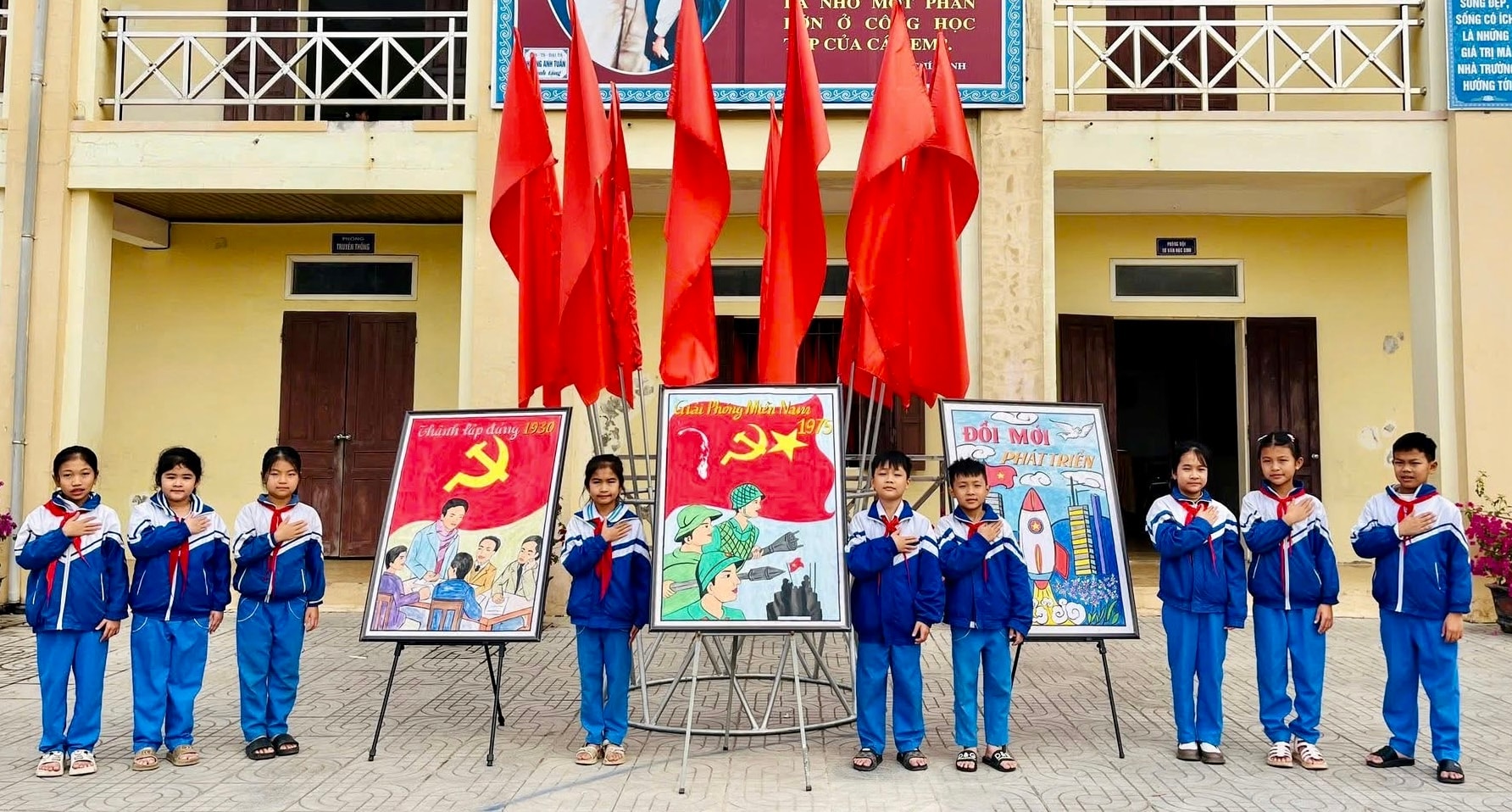 Trưng bày tác phẩm với chủ đề Đảng quang vinh, quê hương đổi mới, thể hiện niềm tin, tình cảm và kỳ vọng của thế hệ măng non hướng về Đại hội XIV của Đảng.