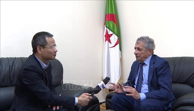 Mourad Lamoudi (R), member in charge of external relations of the Central Committee of the National Liberation Front (FLN) grants an interview to the Vietnam News Agency (VNA)’s correspondent in Algiers (Photo: VNA)