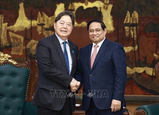 Prime Minister Pham Minh Chinh (R) and Japan’s Minister of Internal Affairs and Communications Hayashi Yoshimasa. Photo: VNA pmc.jpg