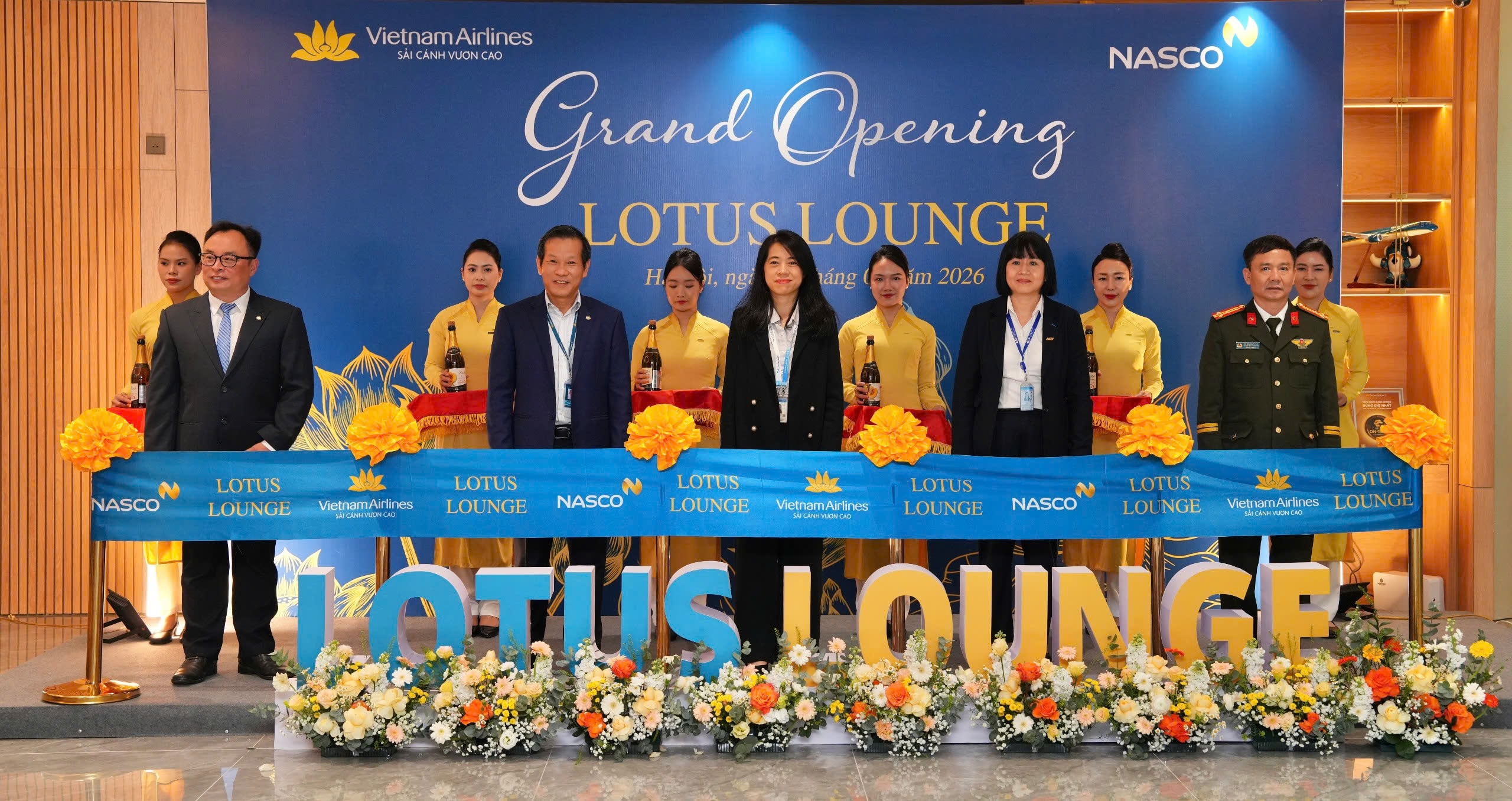 5. Các đại biểu thực hiện nghi thức cắt băng khánh thành Phòng khách Bông Sen (Lotus Lounge) mới của Vietnam Airlines tại Nhà ga T2 Nội Bài.