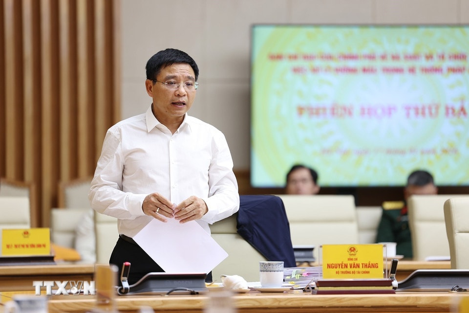 Министр финансов Нгуен Ван Тханг выступает с речью. (Фото: Дуонг Джианг/ВИА)