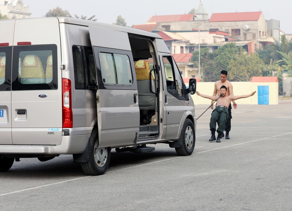 Phu Tho’s special police practise internal energy training and endurance under harsh weather conditions to strengthen resilience and combat capability (Photo: Ta Toan – VNA)