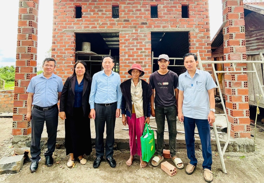 Bằng tinh thần trách nhiệm, sự quyết liệt trong chỉ đạo, điều hành và cách làm linh hoạt, sáng tạo, Gia Lai đã hoàn thành mục tiêu xóa 12.520 căn nhà tạm, nhà dột nát trên toàn tỉnh.