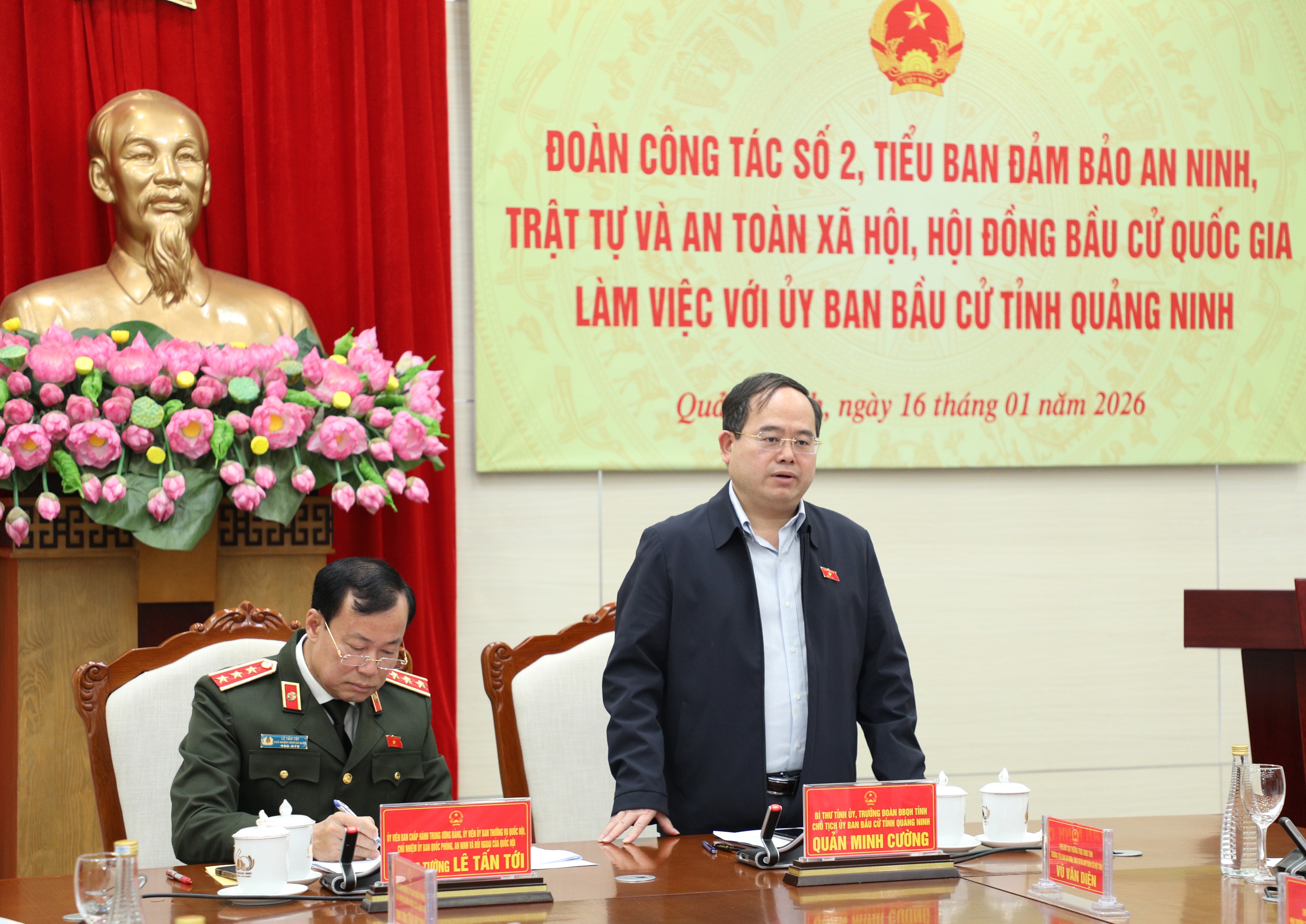 Bí thư Tỉnh ủy, Trưởng Đoàn ĐBQH tỉnh Quảng Ninh Quản Minh Cường phát biểu tại buổi làm việc