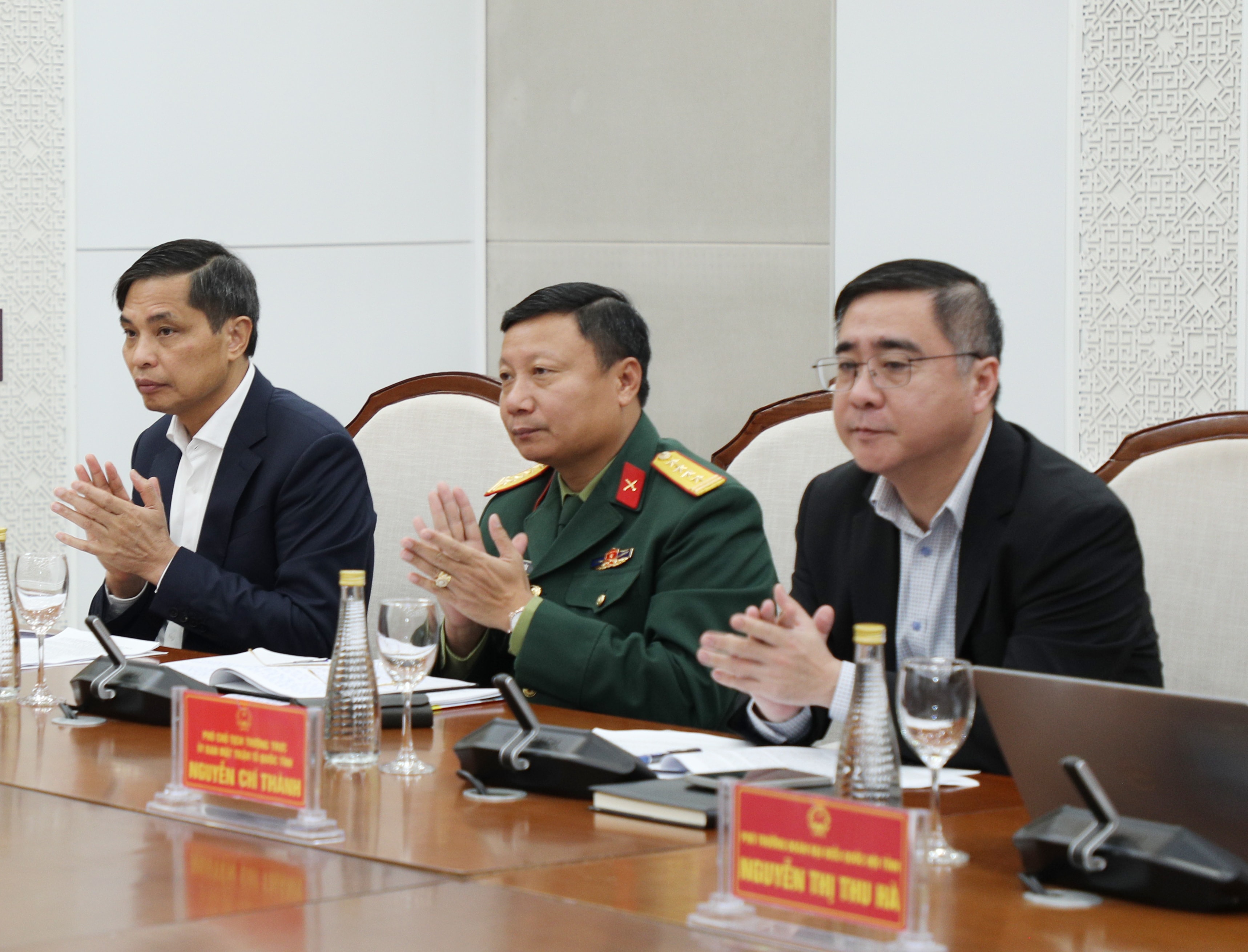 Các đại biểu địa phương tham dự buổi làm việc