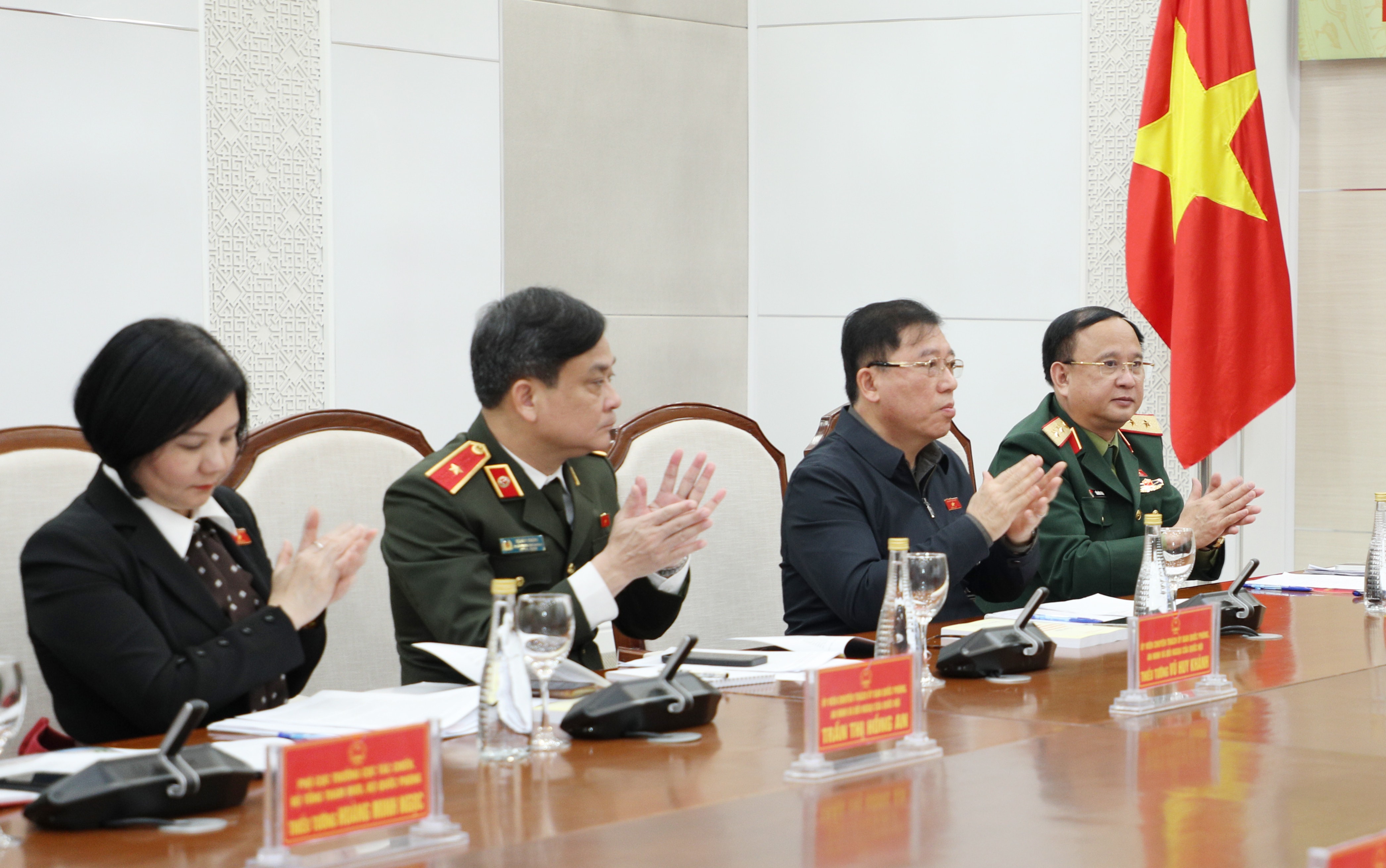 Các đại biểu đoàn giám sát tham dự buổi làm việc