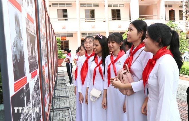 Over the past five years, strong Government efforts to reform education and training have yielded important changes (Photo: VNA) vinh-long-giao-duc-truyen-thong-yeu-nuoc-cho-the-he-tre-8212802.jpg