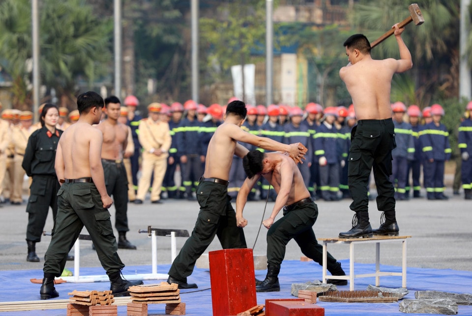 Internal strength training maximises both physical and mental power, enabling officers to apply it effectively in combat techniques while improving overall fitness (Photo: Ta Toan – VNA)