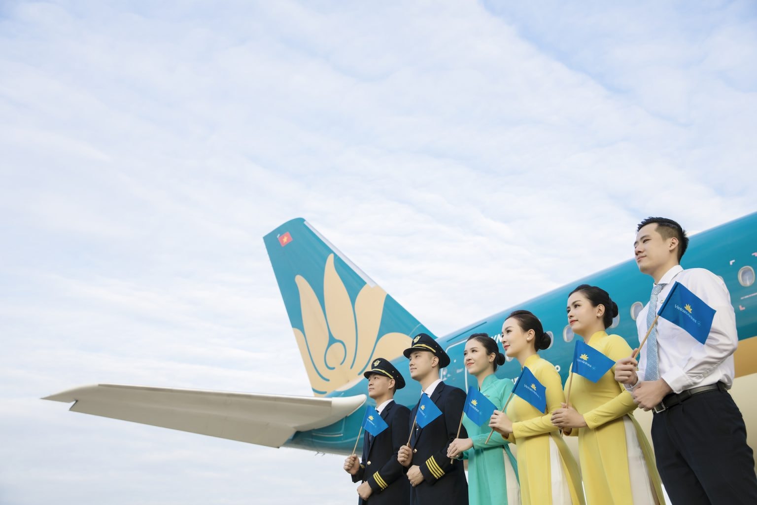 4. Vietnam Airlines xác định con người là trung tâm của chiến lược phát triển bền vững, Hãng luôn duy trì chính sách lao động minh bạch, đảm bảo quyền lợi, an toàn và cơ hội phát triển nghề nghiệp cho CBNV.