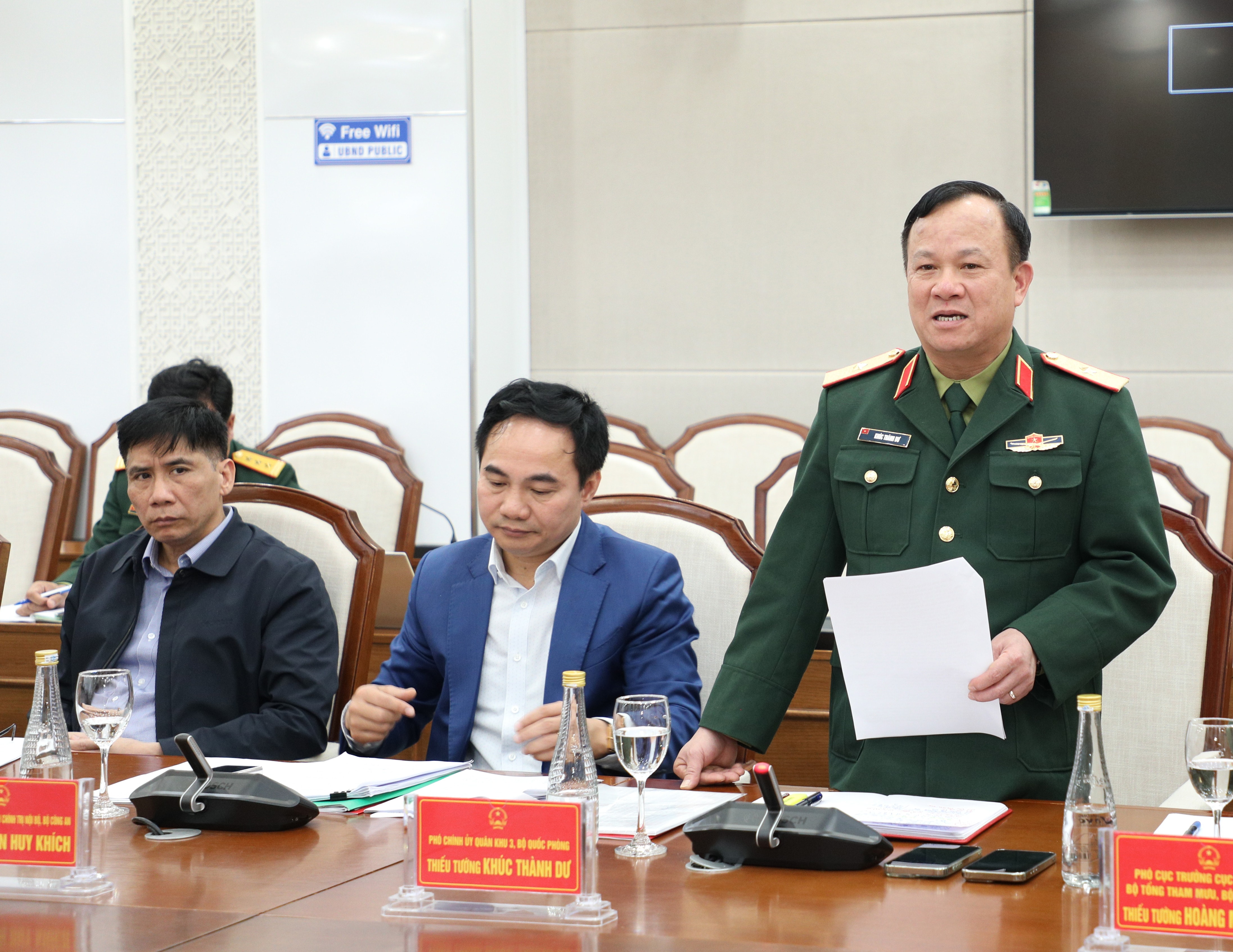 Phó Chính uỷ Quân khu 3, Bộ Quốc phòng, Thiếu tướng Khúc Thành Dư phát biểu tại buổi làm viêc