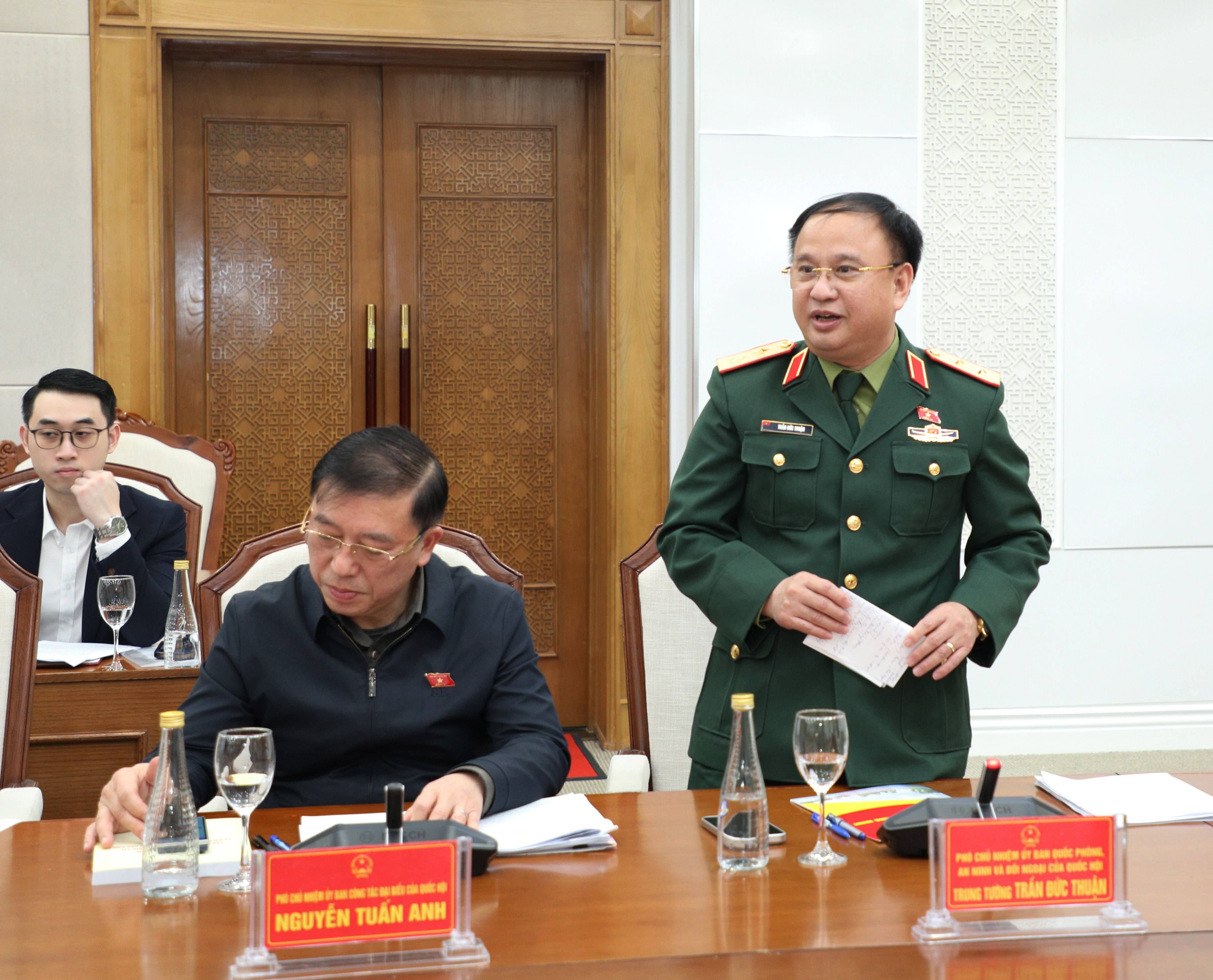 Phó Chủ nhiệm Uỷ ban Quốc phòng, An ninh và Đối ngoại, Trung tướng Trần Đức Thuận hát biểu tại buổi làm việc