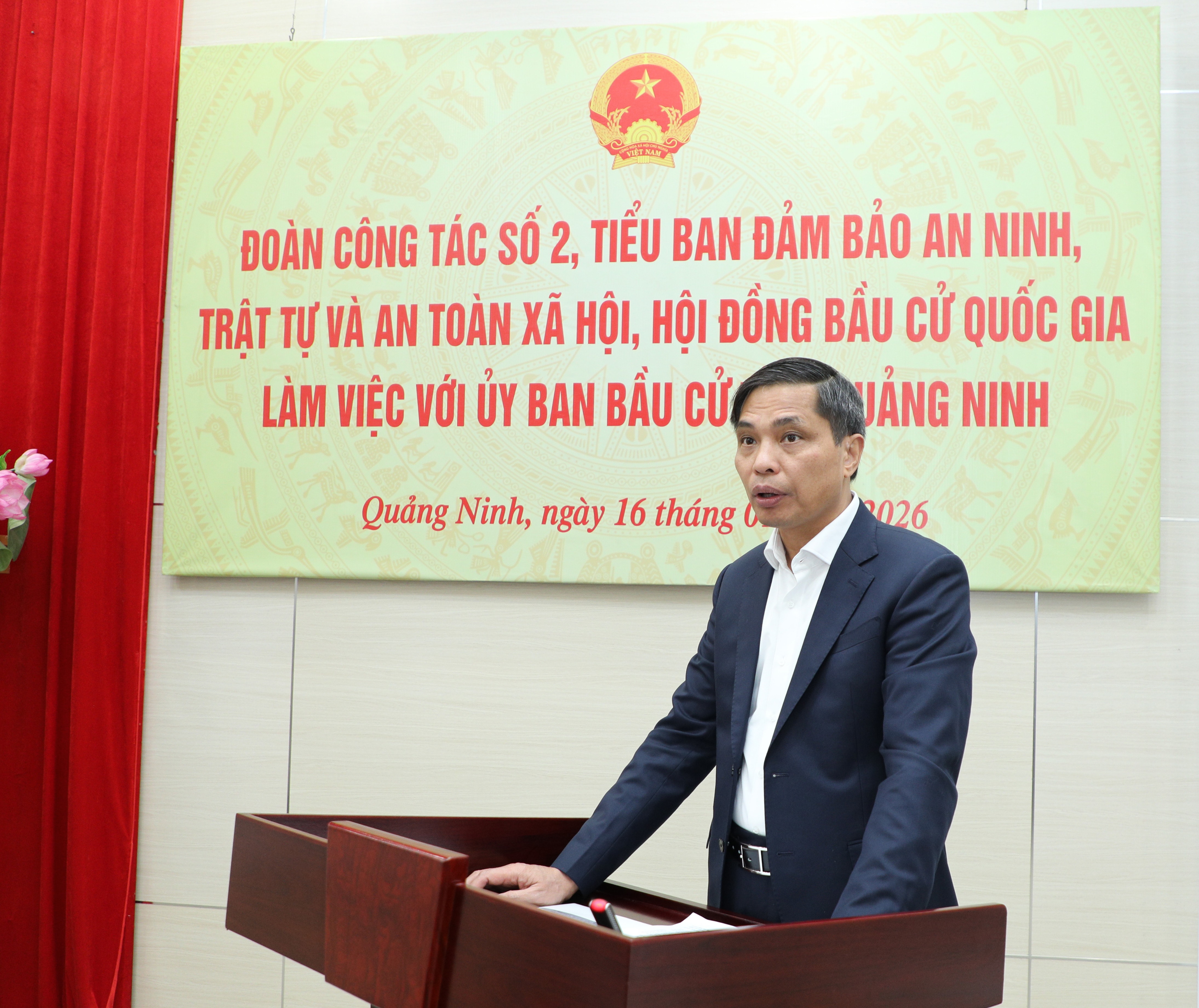 Phó Chủ tịch Thường trực UBND tỉnh Vũ Văn Diện báo cáo tại buổi làm việc