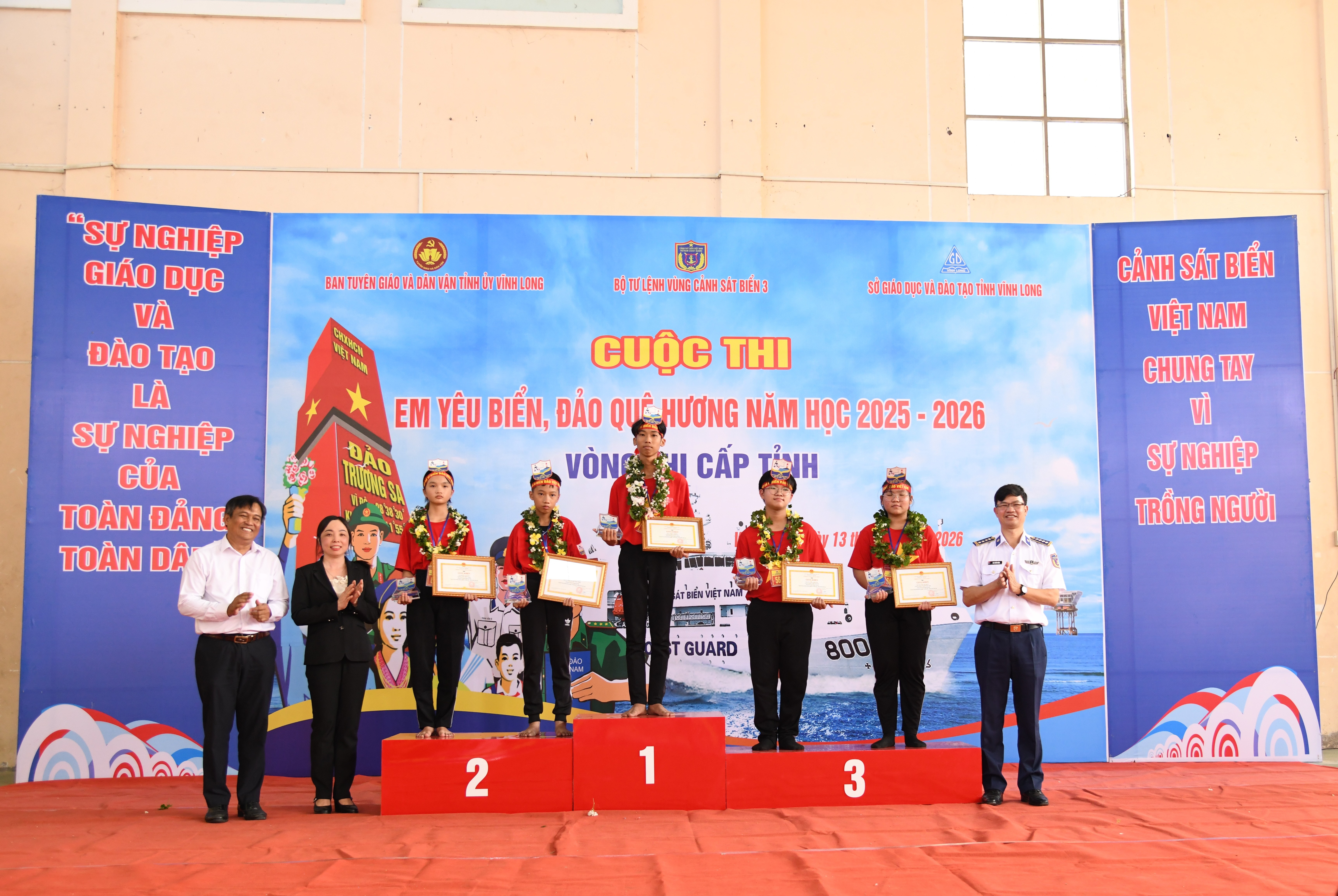 Trao giai nhat cho cac em hoc dat giai nha, nhi, ba ạit vinh long