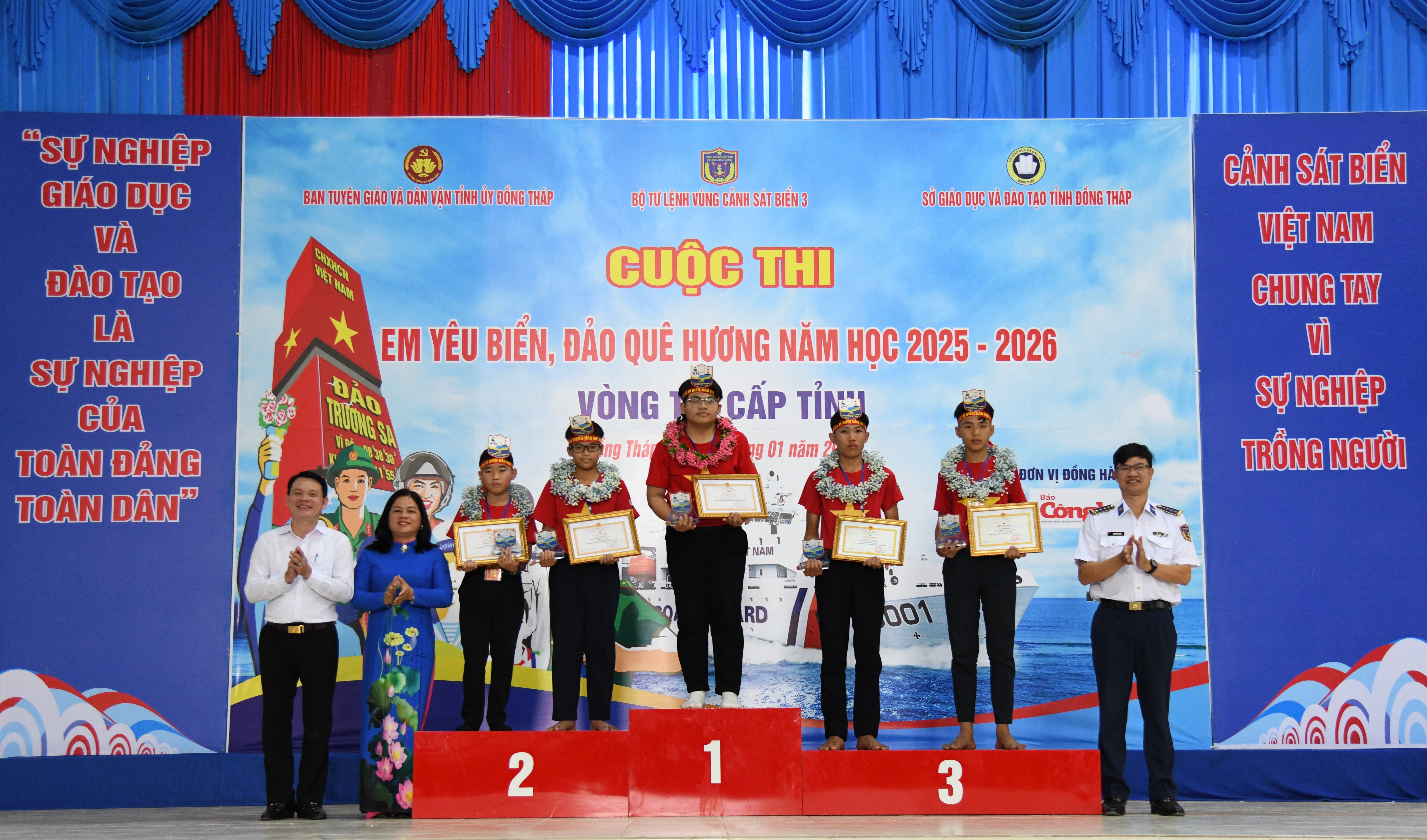 Trao giai nhat cho cac em ọch sinh dong thao