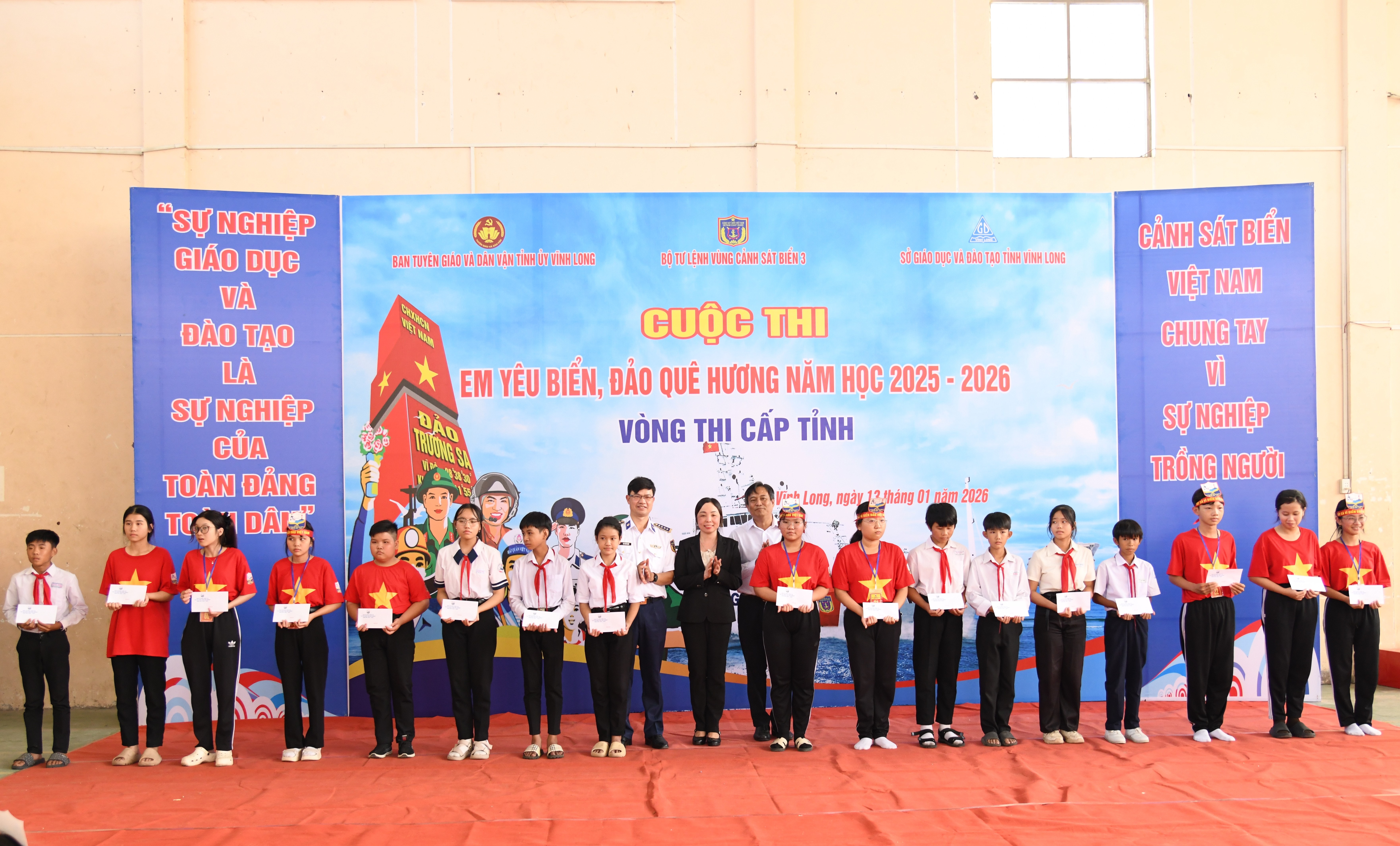 Trao hoc bong cho hoc sinh co hoan canh kho khan tai tinh vinh long