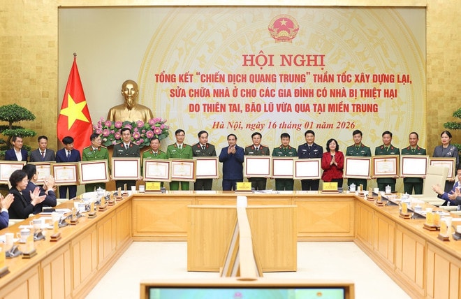 Prime Minister Pham Minh Chinh honours collectives and individuals with outstanding contributions to the Quang Trung Campaign (Photo: VNA) vna-potal-thu-tuong-chu-tri-hoi-nghi-tong-ket-chien-dich-quang-trung-xay-dung-lai-nha-cho-cac-gia-dinh-bi-thiet-hai-do-bao-lu-tai-mien-trung-8533160.jpg