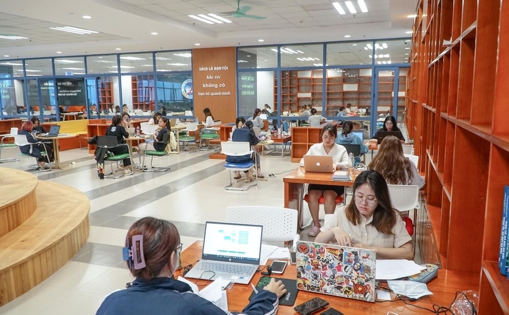 Một góc thư viện của Đại học Kinh tế Quốc dâ
