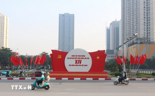 Banners, posters and symbols marking the 14th National Party Congress are displayed on a street in Hanoi. (Photo: VNA) ha-noi-chao-mung-dai-hoi-dang-xiv.jpg