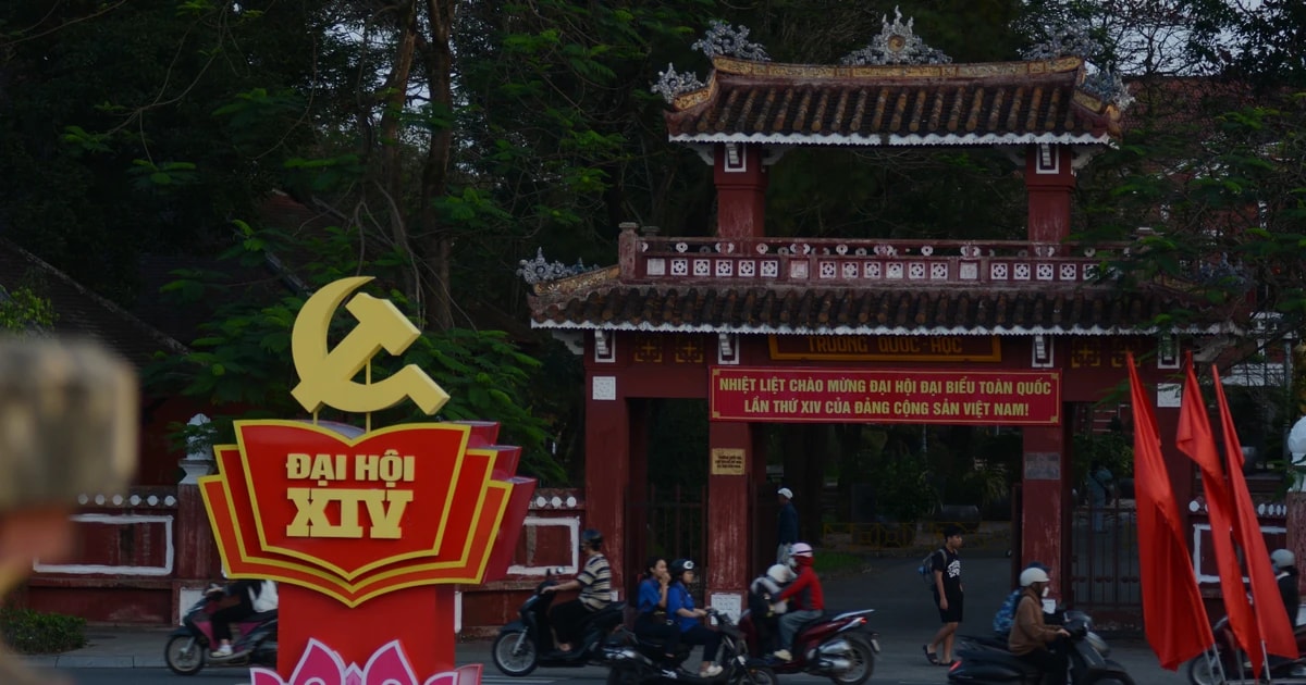 Banners and decorations welcoming the 14th National Congress of the Communist Party of Vietnam are displayed at the central park in Hue city. (Photo: VNA)