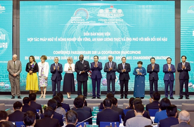 vna-potal-chu-tich-quoc-hoi-du-dien-dan-nghi-vien-hop-tac-phap-ngu-ve-nong-nghiep-ben-vung-7818755.jpg