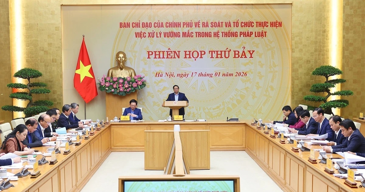 Prime Minister Pham Minh Chinh chairs the seventh meeting of the Government's Steering Committee for reviewing and untangling knots in the legal document system in Hanoi on January 17 (Photo: VNA)