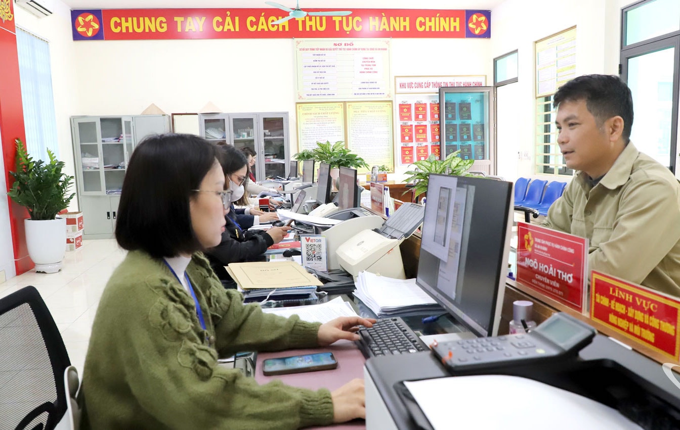 مرکز خدمات اداری عمومی کمون آن خان از رضایت شهروندان به عنوان معیاری برای اثربخشی وظایف و جنبش‌های تقلیدی خود استفاده می‌کند. (عکس: Mộc Lan)