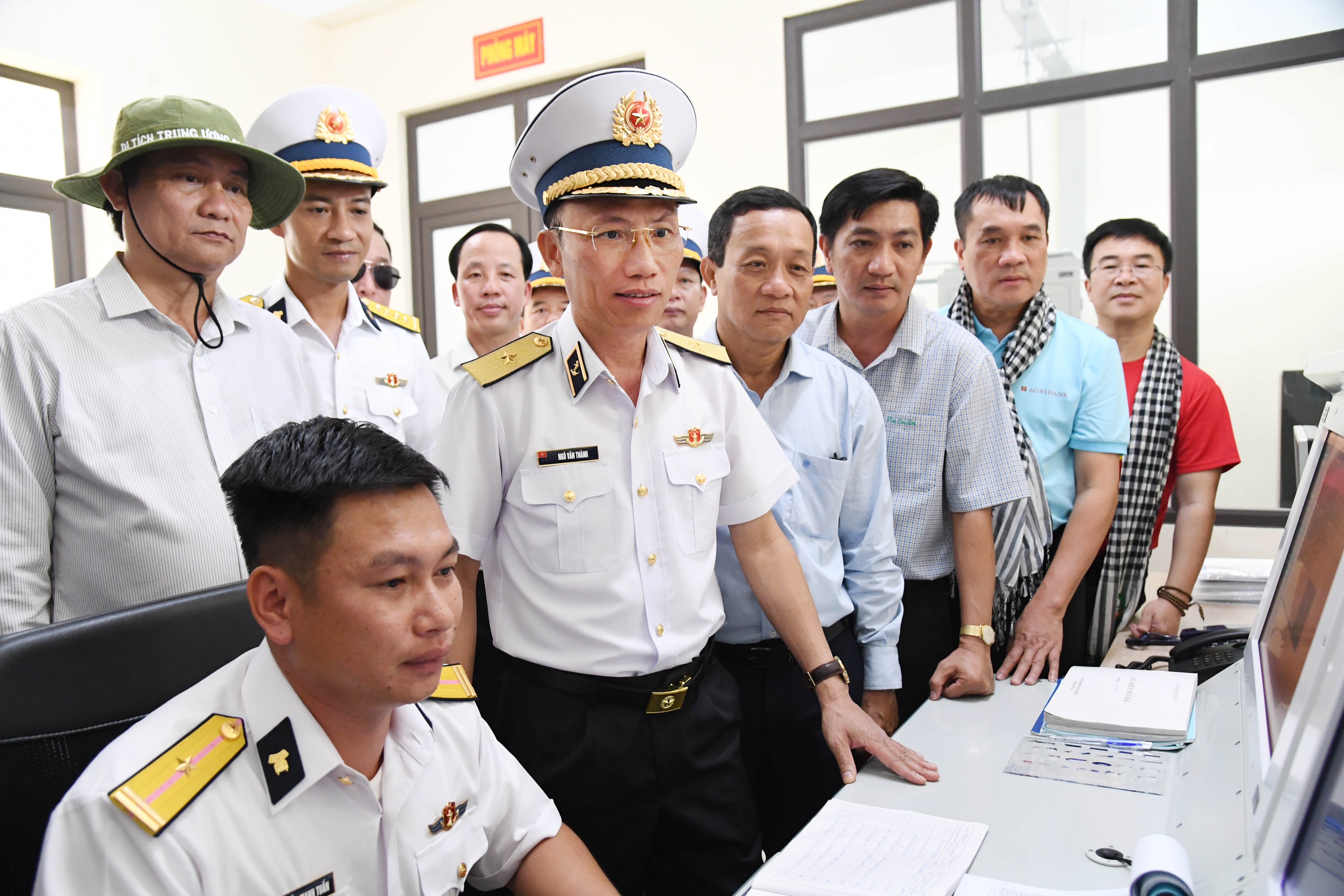 1. Chuẩn Đô đốc Ngô Văn Thành và lãnh đạo các tỉnh, thành phố kiểm tra, động viên kíp trực Trạm ra đa 595, Trung đoàn 551