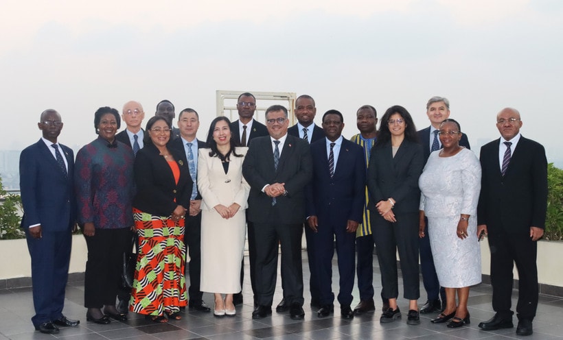 Deputy Minister of Foreign Affairs Le Thi Thu Hang and non-resident foreign ambassadors at the meeting (Photo: VNA)