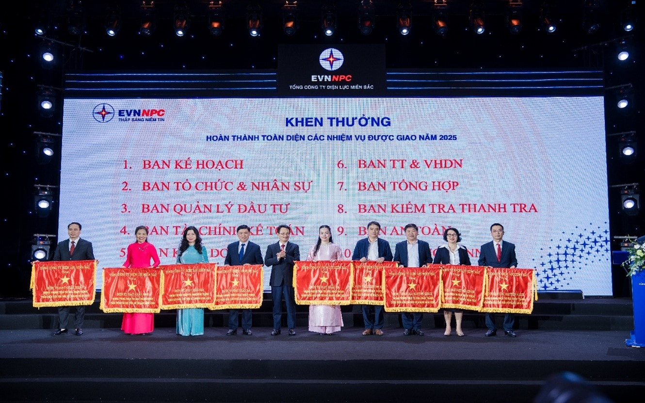 Picture5Ông Nguyễn Đức Thiện – Tổng Giám đốc EVNNPC trao thưởng cho các tập thể hoàn thành toàn diện các nhiệm vụ được giao năm 2025. Ảnh NPC