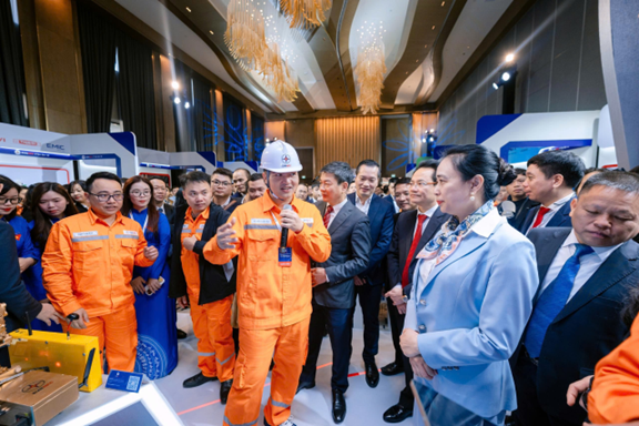 Picture7 Các đại biểu EVNNPC và đối tác, khách hàng tham quan các gian hàng tại Triển lãm Techshow EVNNPC 2026. Ảnh NPC