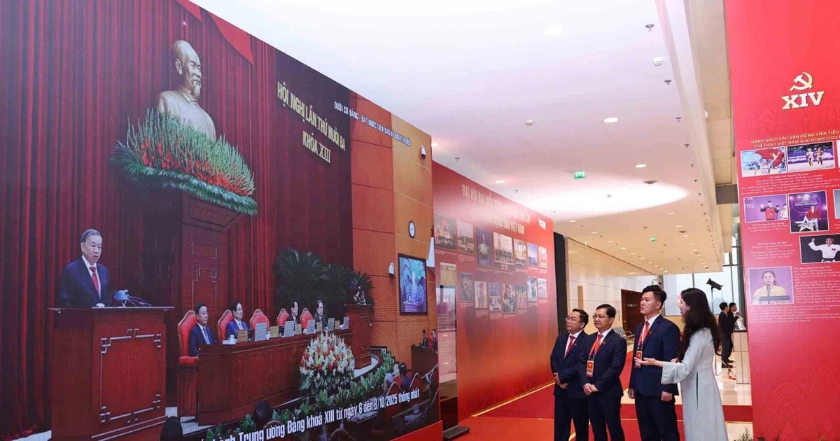 Delegates visit the Vietnam News Agency’s photo exhibition. (Photo: VNA)