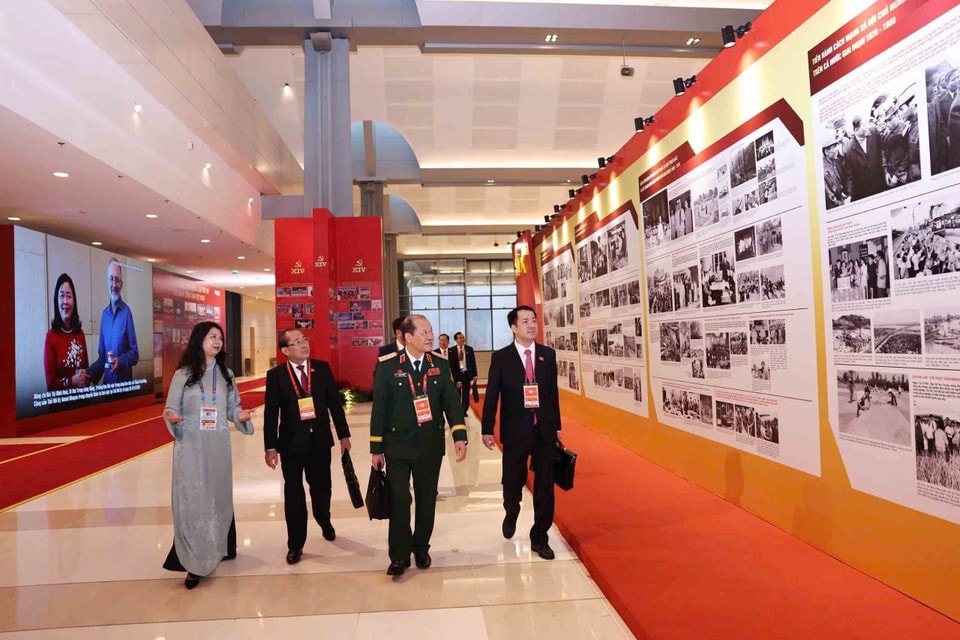 Delegates visit the Vietnam News Agency’s photo exhibition. Photo: VNA