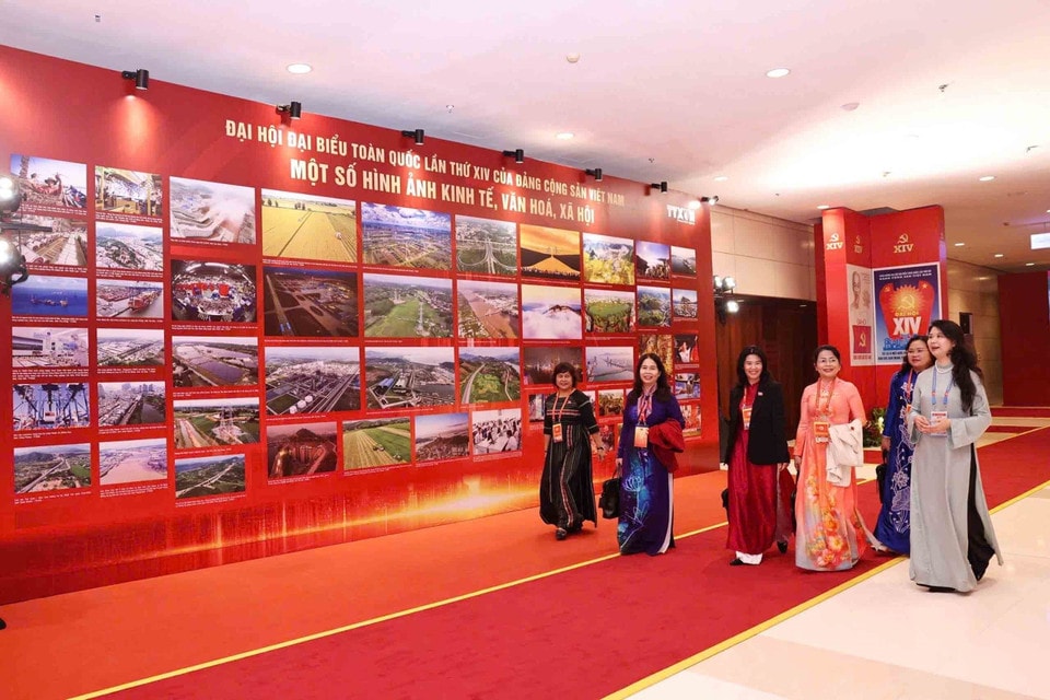 Delegates visit the Vietnam News Agency’s photo exhibition. Photo: VNA